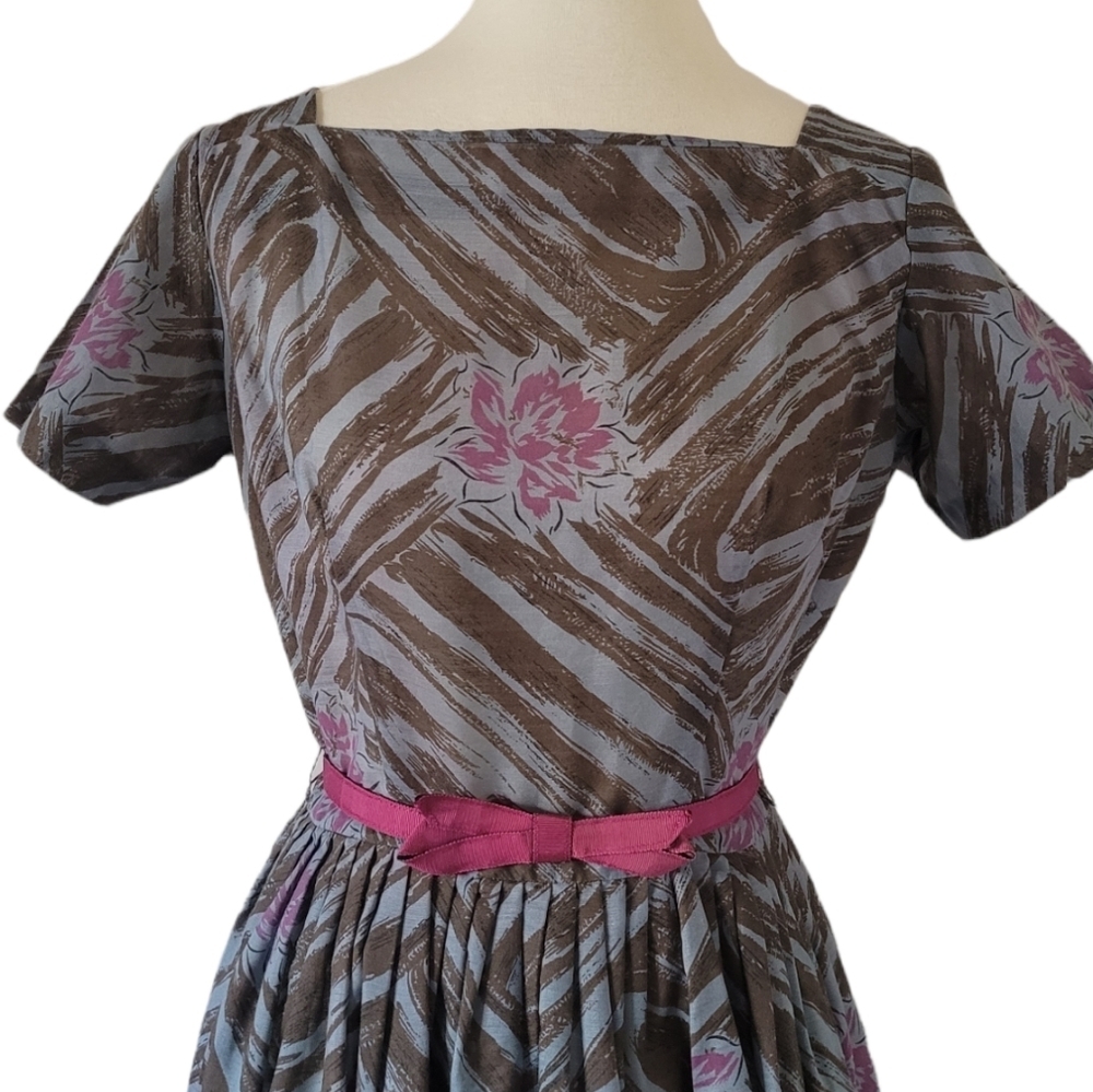 Vintage‎ 1940's Gray Brown and Raspberry Floral Fit and Flare Dress - Picture 3 of 6